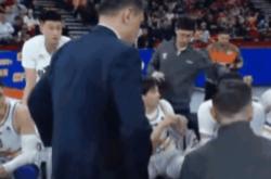 那不勒斯场边指挥情绪激动，多特蒙德队员怒摔水瓶的简单介绍