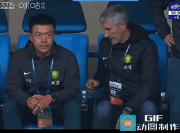 孙兴慜场边指挥情绪激动，国安队员怒摔水瓶的简单介绍