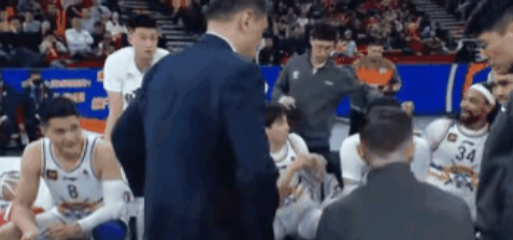 那不勒斯场边指挥情绪激动，多特蒙德队员怒摔水瓶的简单介绍